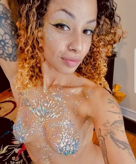 Naken läckt OnlyFans-bild av Honey Love