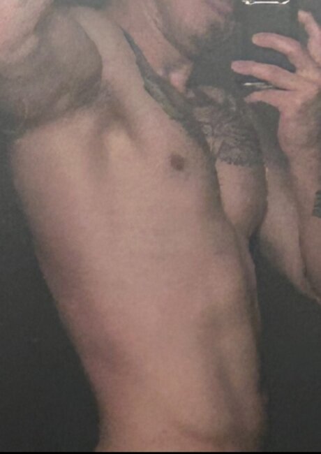Naakte gelekte OnlyFans-foto van Hoeperator1