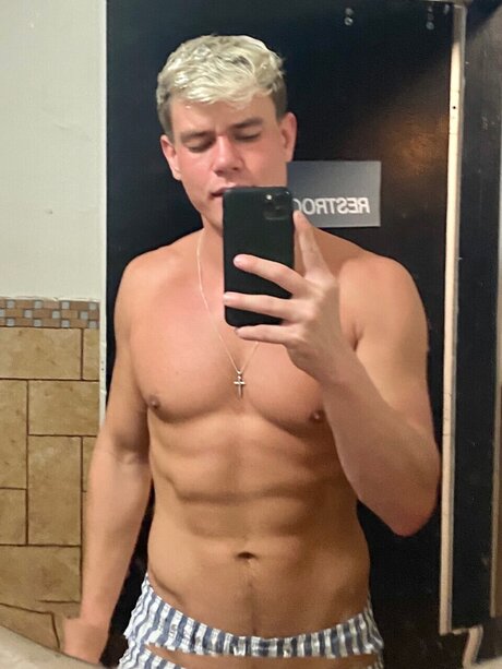 Alaston vuotanut OnlyFans-kuva Allamerican