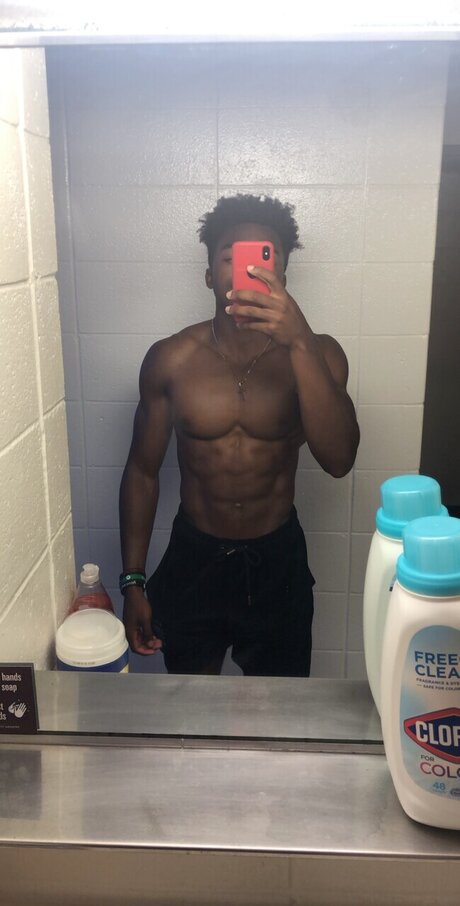 Naken läckt OnlyFans-bild av Isaiah