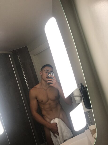 Naakte gelekte OnlyFans-foto van U65520386