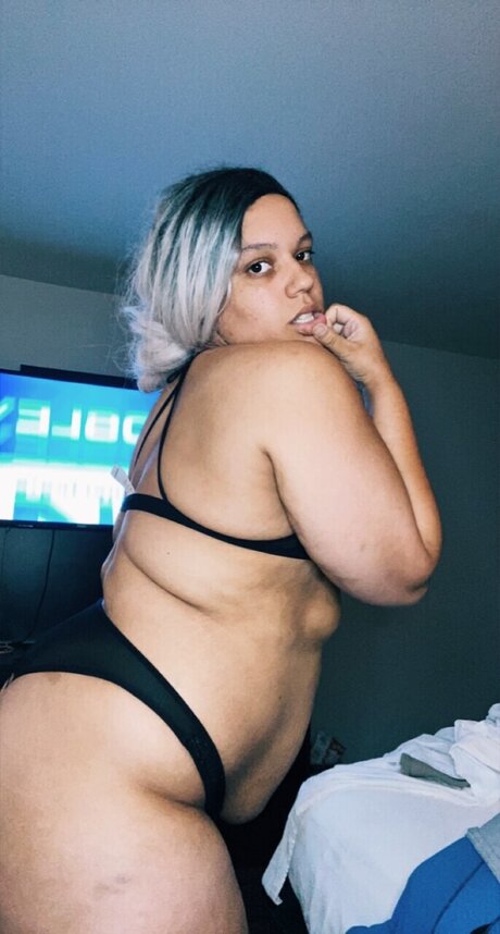 Naakte gelekte OnlyFans-foto van Naughtycutebabe01