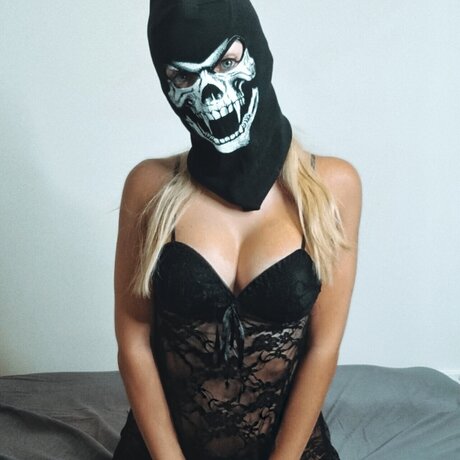 Naken läckt OnlyFans-bild av The Masked Girl