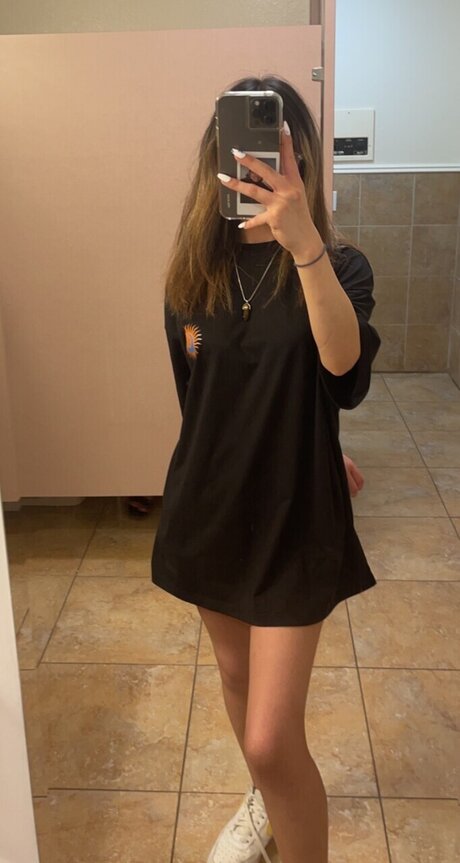 Naken läckt OnlyFans-bild av Adrianna