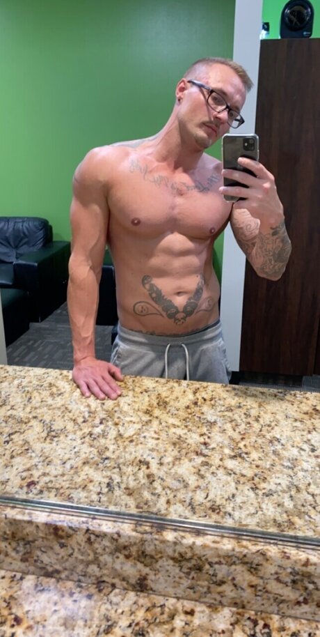 Naken läckt OnlyFans-bild av Aaron