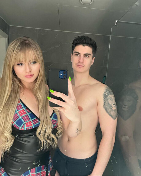 Naken läckt OnlyFans-bild av Sssttt