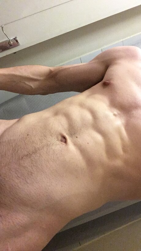 Alaston vuotanut OnlyFans-kuva Lewis
