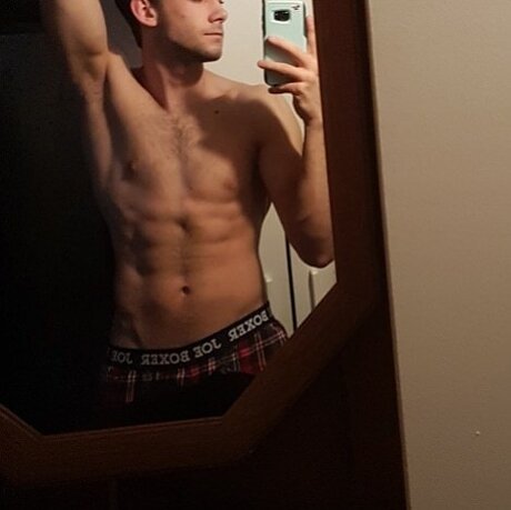 Naakte gelekte OnlyFans-foto van Adam Eldridge