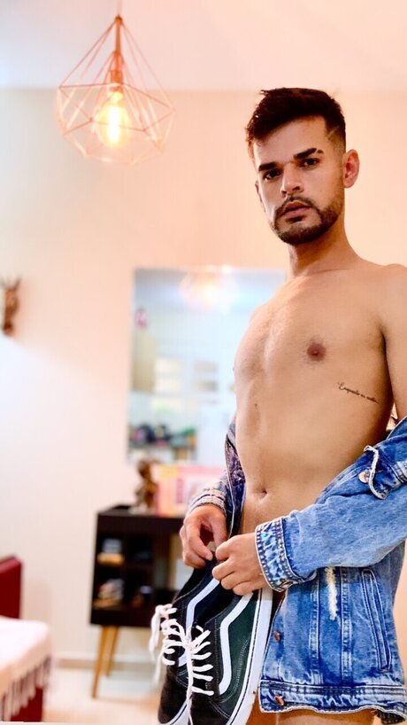 Alaston vuotanut OnlyFans-kuva Adriano Rocha