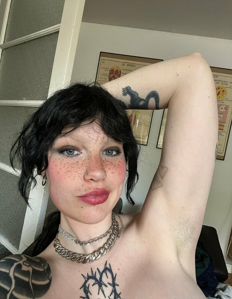 Naakte gelekte OnlyFans-foto van Tweetylau