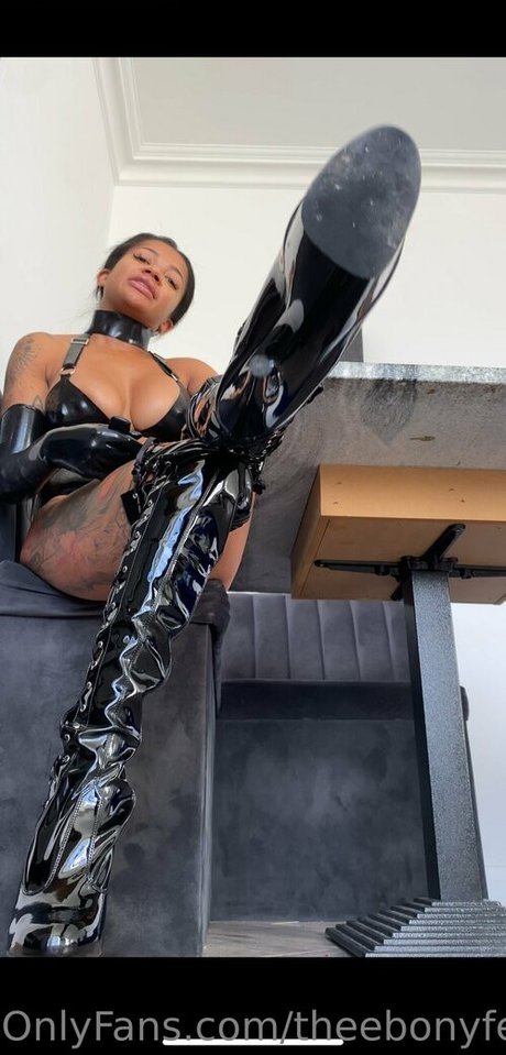 Naken läckt OnlyFans-bild av Theebonyfetishqueen