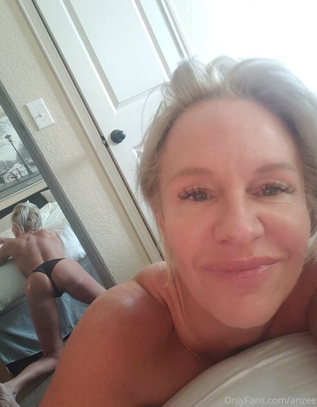Nøgent lækket OnlyFans-billede af Anzee