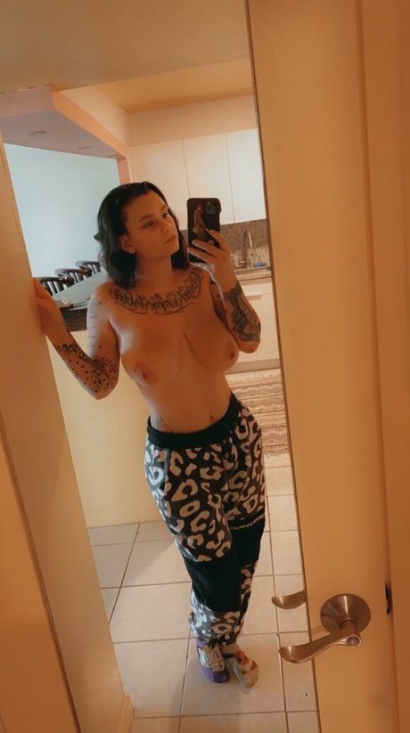 Naken läckt OnlyFans-bild av Bustybunniforfree