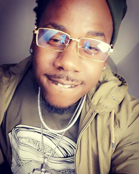 Alaston vuotanut OnlyFans-kuva Kingkush