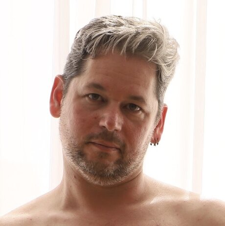 Naakte gelekte OnlyFans-foto van Trav