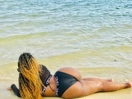 Alaston vuotanut OnlyFans-kuva Maami Igbagbo