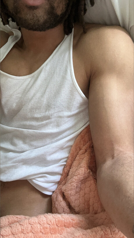 Naakte gelekte OnlyFans-foto van Thacreator