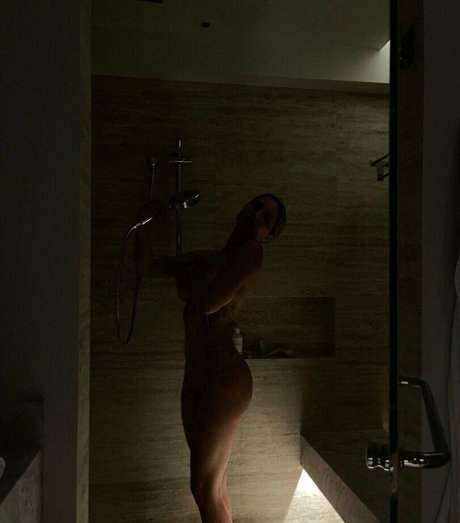 Naken läckt OnlyFans-bild av Raha Vakili