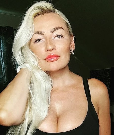 Naken lekkede OnlyFans-bilde av Marika Fingerroos