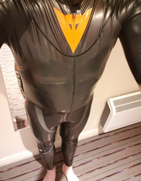 Naken läckt OnlyFans-bild av Neonlatex