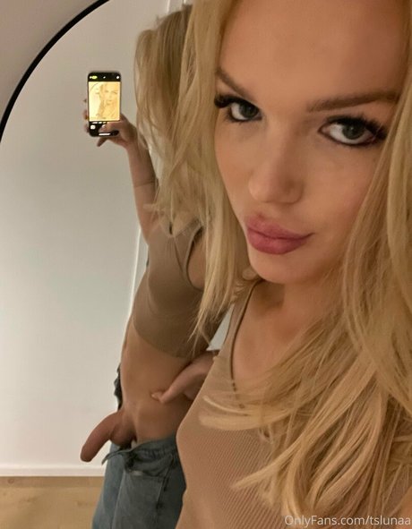 Naken läckt OnlyFans-bild av Tslunaa