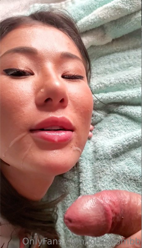 Naken läckt OnlyFans-bild av Lotus Bomb