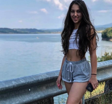 Naken läckt OnlyFans-bild av Madalina Mates