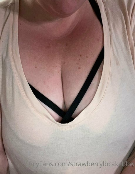 Photo nue de fuite OnlyFans de Strawberrylbcakebbw