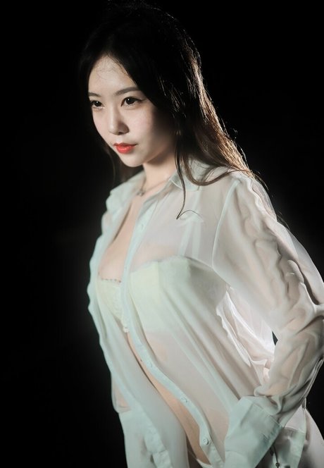 Naakte gelekte OnlyFans-foto van Dou Niang Li Shi