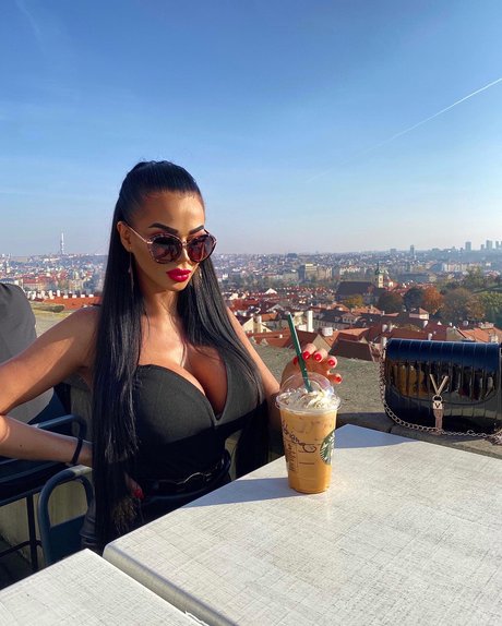 Alasti lekkinud OnlyFans-i pilt Adriane Linn