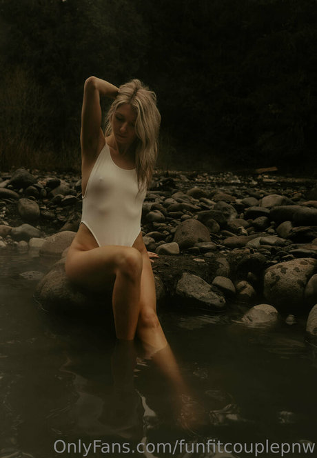 Foto di nudo di fuga di OnlyFans di Funfitcouplepnw