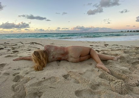 Naken lekkede OnlyFans-bilde av Anarchabove