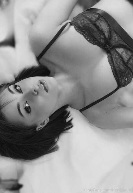 Naken läckt OnlyFans-bild av Heyitslaura