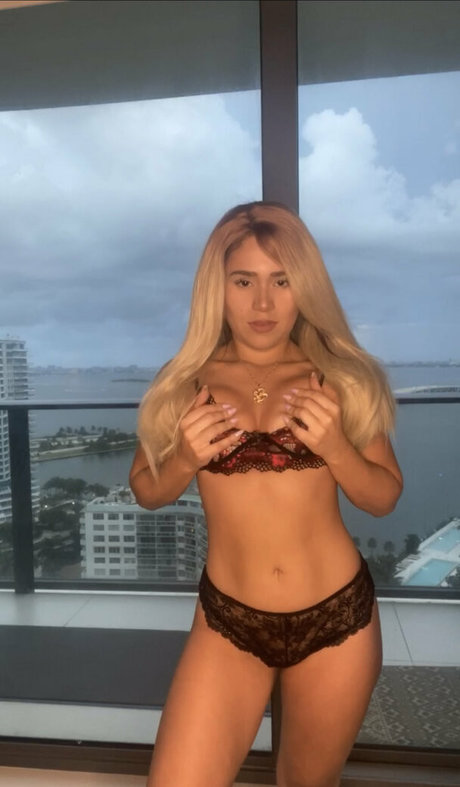 Naken läckt OnlyFans-bild av Playgirlcarli18