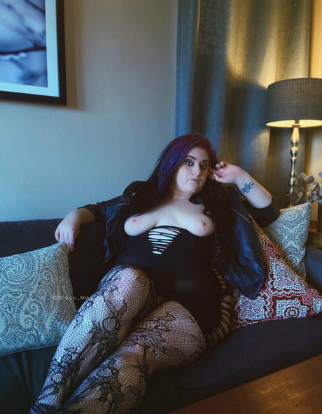 Naken lekkede OnlyFans-bilde av Blackmagickluna