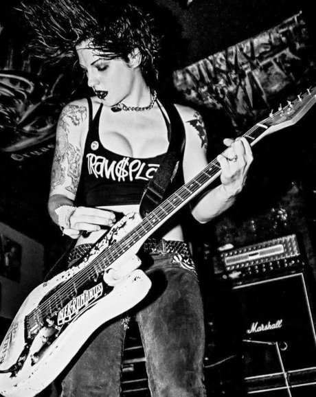Naken lekkede OnlyFans-bilde av Brody Dalle