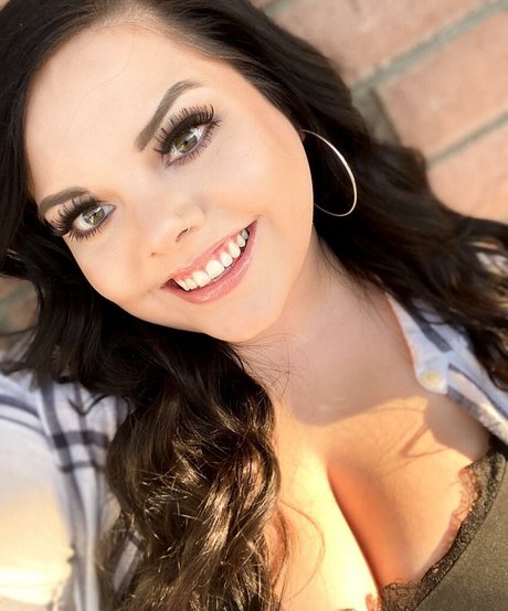 Lilly Zamora