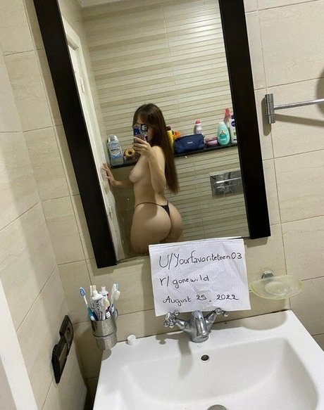 Naken läckt OnlyFans-bild av Yourfavoriteteen03