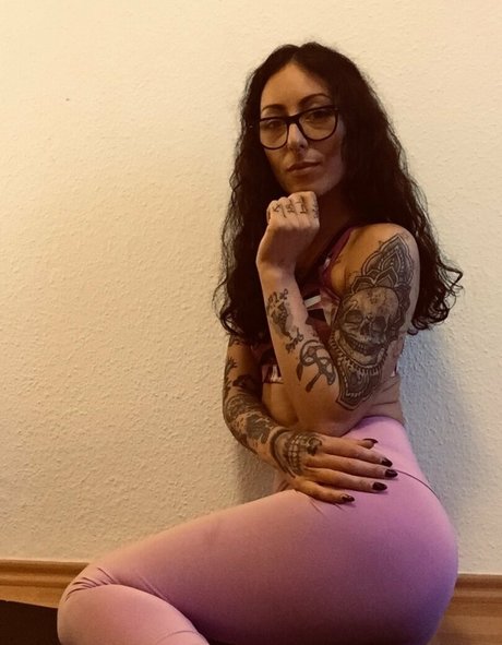Naken läckt OnlyFans-bild av Mistress Elena Asmr