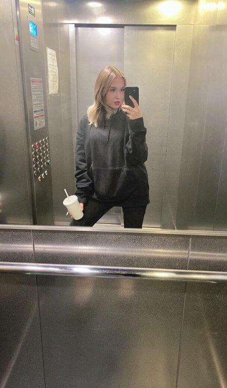 Alaston vuotanut OnlyFans-kuva Dollhole Grabfuck