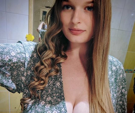 Naakte gelekte OnlyFans-foto van Darcyjames