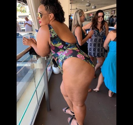 Naakte gelekte OnlyFans-foto van Lina Fanene