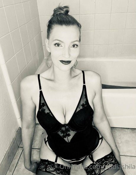 Naken lekkede OnlyFans-bilde av Nadia Shila