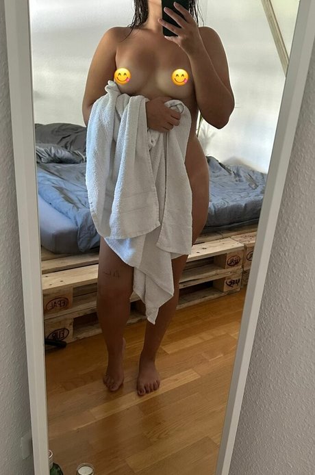 Naken läckt OnlyFans-bild av Kleinenymphe