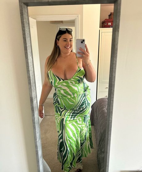 Foto desnuda filtrada de OnlyFans de The Blue Dress Girl