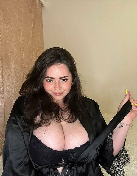 Naken lekkede OnlyFans-bilde av Curvylizzz