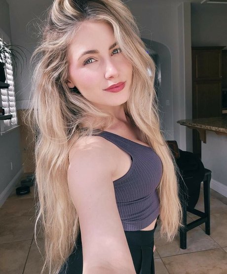 Naken läckt OnlyFans-bild av Nicki Taylor