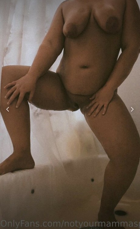 Naken läckt OnlyFans-bild av Officiallymommingyou