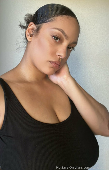 Naken läckt OnlyFans-bild av Famousaria