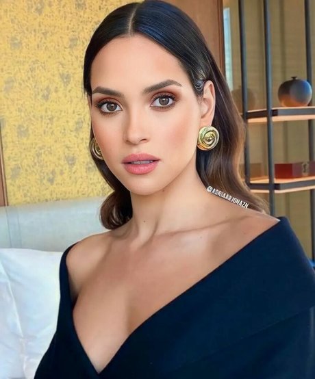 Alaston vuotanut OnlyFans-kuva Adria Arjona